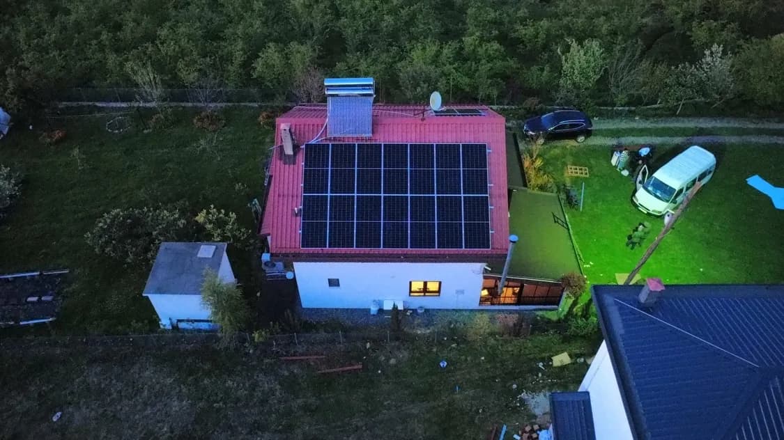 RCS Mühendislik GES projesi — çatıya kurulan fotovoltaik paneller