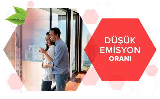 İkili, pencerenin önünde gülümsüyor, şehir manzarasına bakarken ve içecek içerken, düşük emisyon avantajını gösteriyor