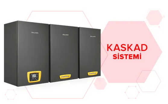Üç adet sistem cihazı yan yana, metinde ''Kaskad Sistem'' yazıyor, arkada açık gökyüzü ve geometrik şekiller var