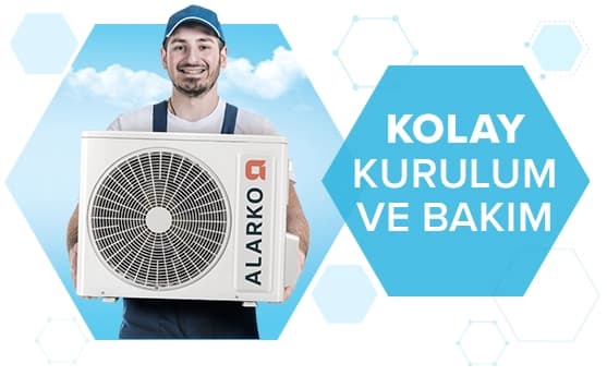 İnsan, kolay kurulum ve bakım imkanı sunan, küçük boyutlu klima cihazını tutuyor ve gülümseyerek gösteriyor
