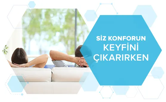 Arka planda iki kişi, rahat bir oturma alanında, perde ve yeşil doğa görünüyorken, sağda büyük mavi hexagon içinde ‘Siz konforun keyfini çıkarırken’ yazısı yer alıyor