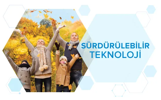Dört kişi, sonbahar yapraklarıyla birlikte, mutlu ve enerjik, açık hava doğa ortamında, sürdürülebilir teknoloji vurgusu yapıyor
