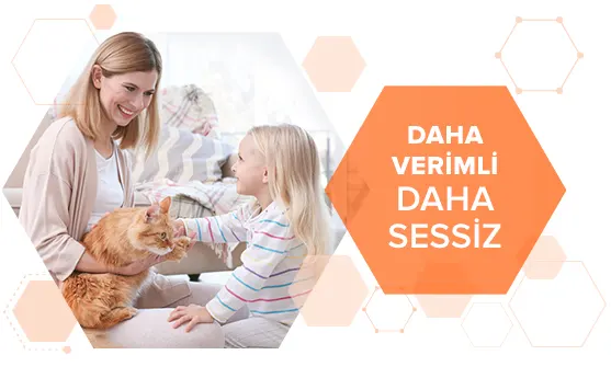 Mutlu bir anne ve kızı, yanlarına gelen turuncu kediyle ilgileniyor. Sağda “DAHA VERİMLİ DAHA SESSİZ” ifadesi yer alıyor