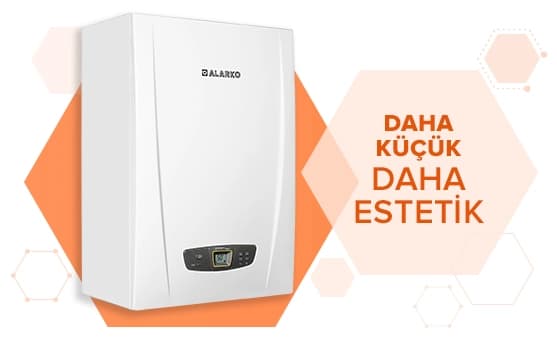 Görselde, beyaz, şık dijital ekranlı ALARKO kombi yer alıyor. Sağda, “DAHA KÜÇÜK DAHA ESTETİK” yazısı bulunuyor