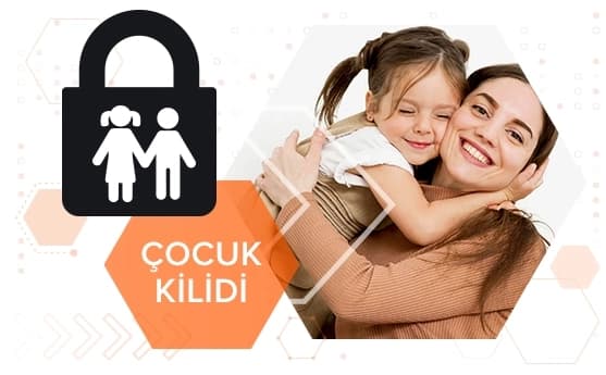 Görselde sarılan anne ve çocuğu görülüyor. Üstte kilit simg loading=