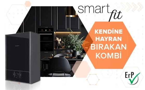 Modern bir mutfakta siyah kombi yer alıyor. Sağda “Kendine Hayran Bırakan Kombi”, üstte Smart Fit, altta ErP logo bulunuyor