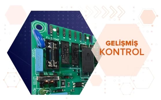 Görselde gelişmiş özelliklere sahip bir elektronik devre kartı yer alıyor. Sağda “Gelişmiş Kontrol” yazısı bulunuyor