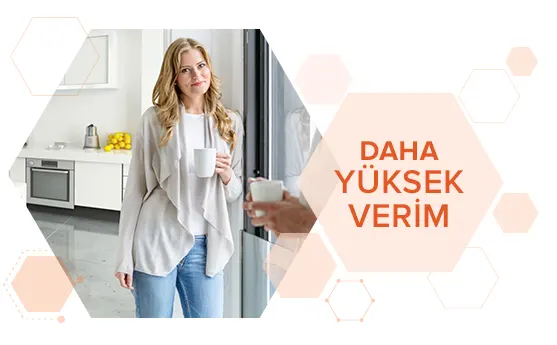 Görselde, mutfakta kahve tutan, rahat ve güler yüzlü kadın bulunuyor. Yanında, “Daha Yüksek Verim” yazısı yer alıyor