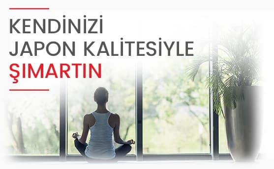 Bir kız, arkası dönük, yoga yaparken, büyük cam pencereden doğa manzarasına bakar, sakin ve huzurlu bir görüntü