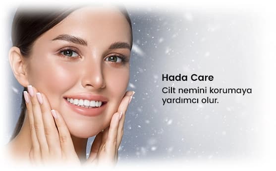 Gülümseyen kadın, yanaklarına dokunarak cildini nemlendiren cilt bakım ürününü kullanıyor