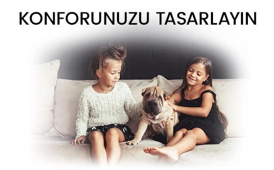 İki kız çocuk ve köpek, rahat ve konforlu ortamda güç birliği yapıyorlar, huzur ve mutluluk gözleniyor