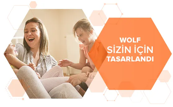 Görselde, anne ve iki çocuk birlikte oturuyor, gülüyor ve eğleniyorlar. Sağda turuncu bir kutucuk içinde