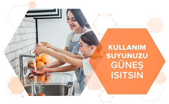Görselde, anne ve çocuk birlikte mutfakta, elleriyle su açıyorlar. Sağda turuncu bir kutucuk içinde