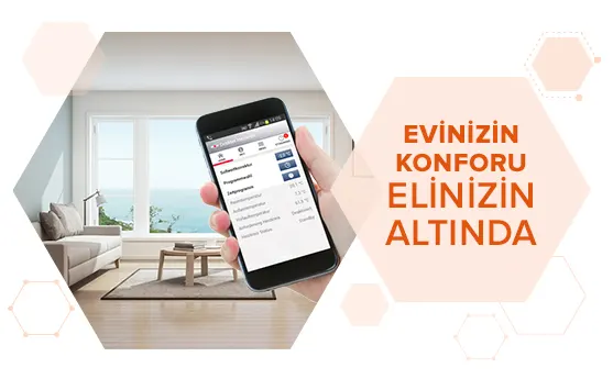 Görselde, elinde akıllı telefon tutan bir kişi ekranında çeşitli uygulamalar ve bilgiler görünüyor. Arka planda ise modern ve ferah bir oturma odası bulunuyor. Sağda, turuncu bir kutucuk içinde